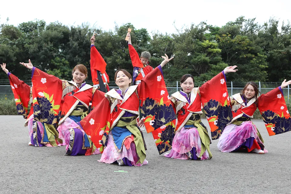 華やかな和装で演舞を披露する女性ダンスチーム